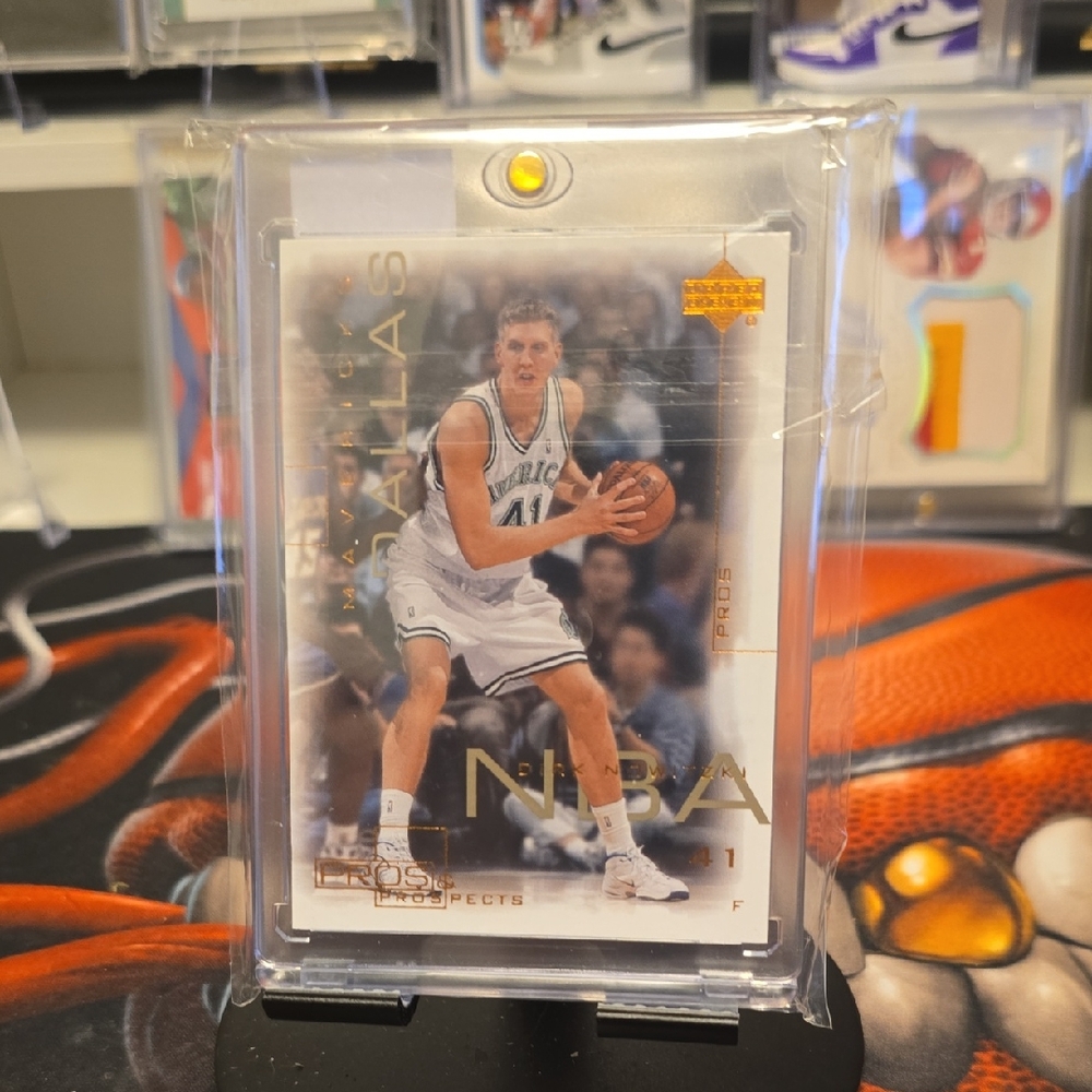 2000 UPPER DECK PROS AND PROSPECT BASKETBALL DIRK NOWITZKI  #41 MINT
